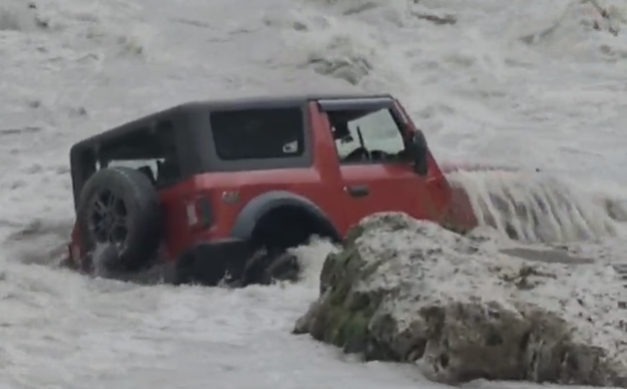 पिकनिक बनी आफत! मालदेवता में नशे में चूर युवकों की थार गाड़ी को सॉन्ग नदी ने निगला