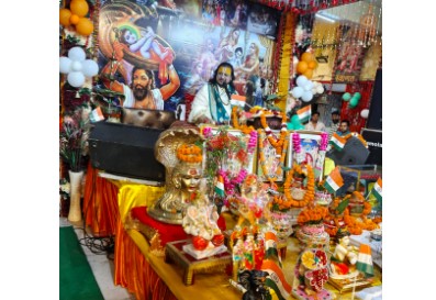 जन्माष्टमी पर्व पर वृंदावन से आए कलाकारों की झांकियों और भजनों ने भाव-विभोर किया श्रद्धालुओं को