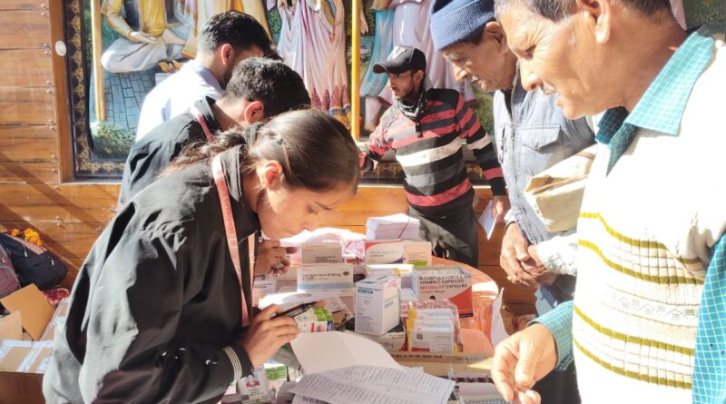 श्री महंत इन्दिरेश अस्पताल के निःशुल्क स्वास्थ्य शिविर का 1880 मरीजों ने उठाया लाभ