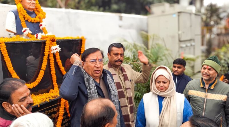 डा. नरेश बंसल ने किया देहरादून के भंडारीबाग मे अटल जी की मूर्ती का अनावरण*