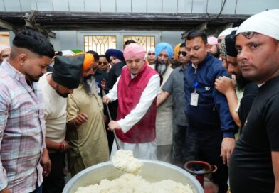 श्रीमहंत देवेन्द्र दास जी महाराज  ने संगत के साथ दी लंगर सेवा