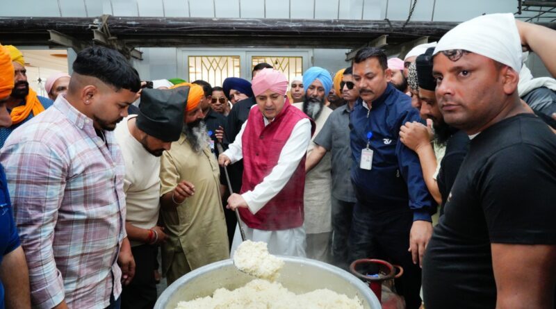 श्रीमहंत देवेन्द्र दास जी महाराज  ने संगत के साथ दी लंगर सेवा