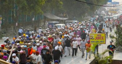 94 फीट ऊंचे नए ध्वजदण्ड को कंधों पर उठाकर श्री दरबार साहिब पहुंची संगतें
