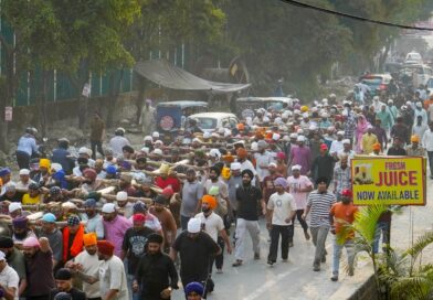 94 फीट ऊंचे नए ध्वजदण्ड को कंधों पर उठाकर श्री दरबार साहिब पहुंची संगतें