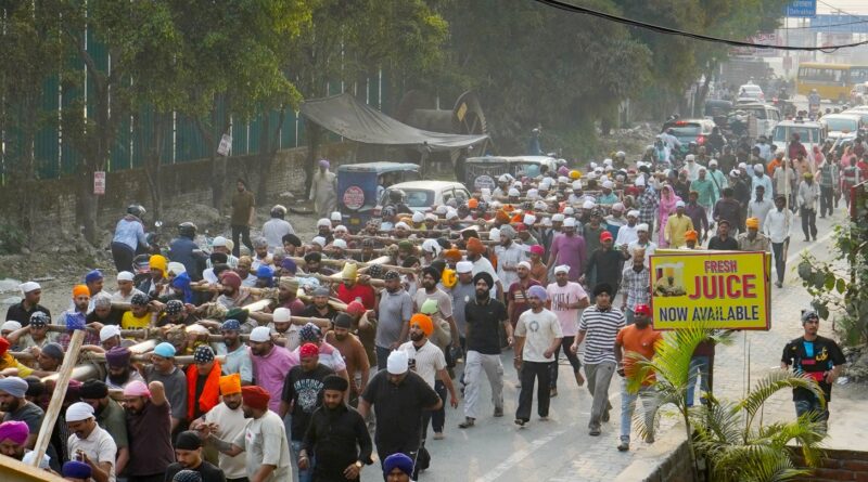 94 फीट ऊंचे नए ध्वजदण्ड को कंधों पर उठाकर श्री दरबार साहिब पहुंची संगतें