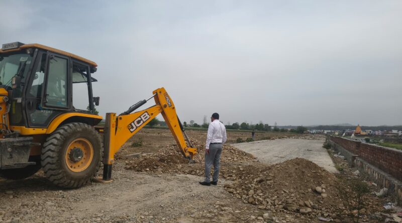 गणेशपुर में 30 बीघा की अवैध प्लॉटिंग पर चला एमडीडीए का बुलडोजर