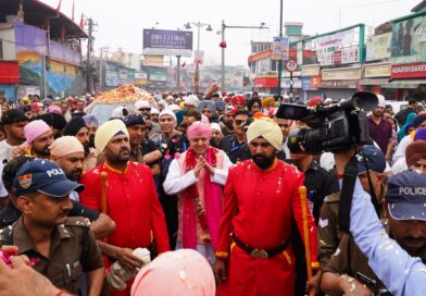 पुष्प वर्षा के साथ नगर परिक्रमा में गूंजे श्री गुरु राम राय जी महाराज के जयकारे