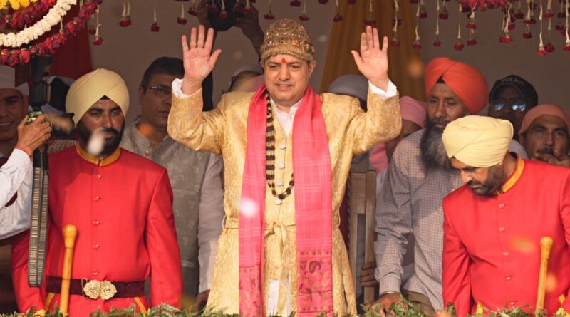 श्री दरबार साहिब में आस्था का महासागर, श्री झण्डे जी पर झुके लाखों शीश