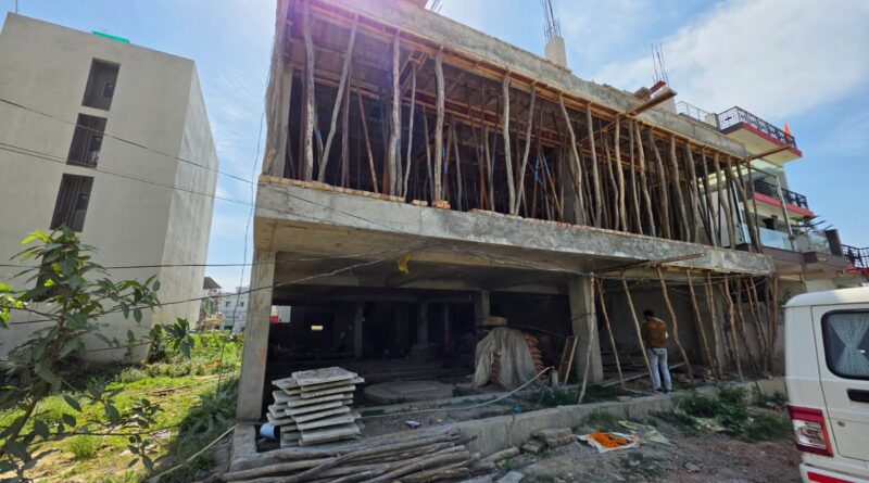 अवैध निर्माण पर एमडीडीए का शिकंजा, देहराखास में निर्माणाधीन भवन किया सील