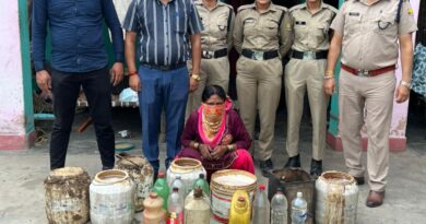 देहरादून में अवैध शराब पर छापा, महिला आरोपी के घर से 20 लीटर कच्ची शराब बरामद