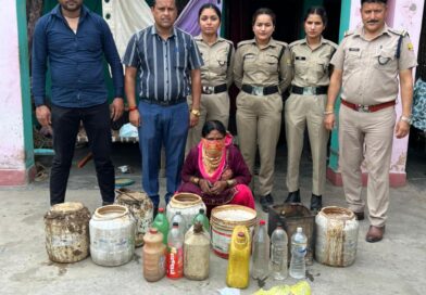 देहरादून में अवैध शराब पर छापा, महिला आरोपी के घर से 20 लीटर कच्ची शराब बरामद
