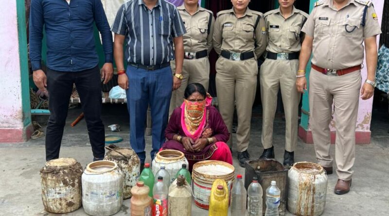 देहरादून में अवैध शराब पर छापा, महिला आरोपी के घर से 20 लीटर कच्ची शराब बरामद